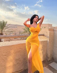Mastering the Bodycon Look: How Influencers Redefine Fashion with Curvy Silhouettes and Confidence - image 1