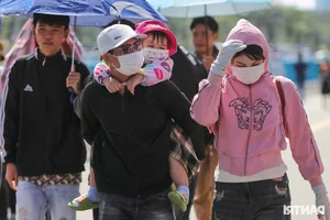 Massive Crowds Flock to Dai Nam Park as Nguyen Phuong Hang Offers Free Entry - image 6