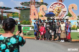 Massive Crowds Flock to Dai Nam Park as Nguyen Phuong Hang Offers Free Entry - image 10