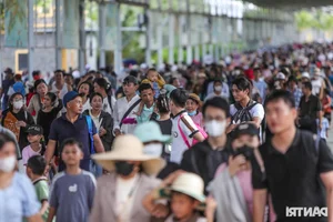 Massive Crowds Flock to Dai Nam Park as Nguyen Phuong Hang Offers Free Entry - image 12