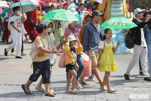 Massive Crowds Flock to Dai Nam Park as Nguyen Phuong Hang Offers Free Entry - image 0