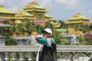 Massive Crowds Flock to Dai Nam Park as Nguyen Phuong Hang Offers Free Entry - image 7