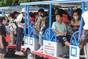 Massive Crowds Flock to Dai Nam Park as Nguyen Phuong Hang Offers Free Entry - image 2