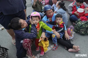 Massive Crowds Flock to Dai Nam Park as Nguyen Phuong Hang Offers Free Entry - image 1