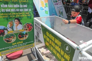 Massive Crowds Flock to Dai Nam Park as Nguyen Phuong Hang Offers Free Entry - image 8