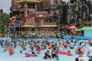 Massive Crowds Flock to Dai Nam Park as Nguyen Phuong Hang Offers Free Entry - image 13