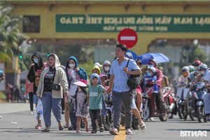 Massive Crowds Flock to Dai Nam Park as Nguyen Phuong Hang Offers Free Entry - image 4