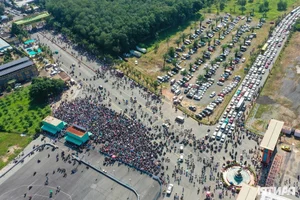 Massive Crowds Flock to Dai Nam Park as Nguyen Phuong Hang Offers Free Entry - image 11