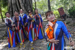 Massive Crowds Flock to Dai Nam Park as Nguyen Phuong Hang Offers Free Entry - image 3