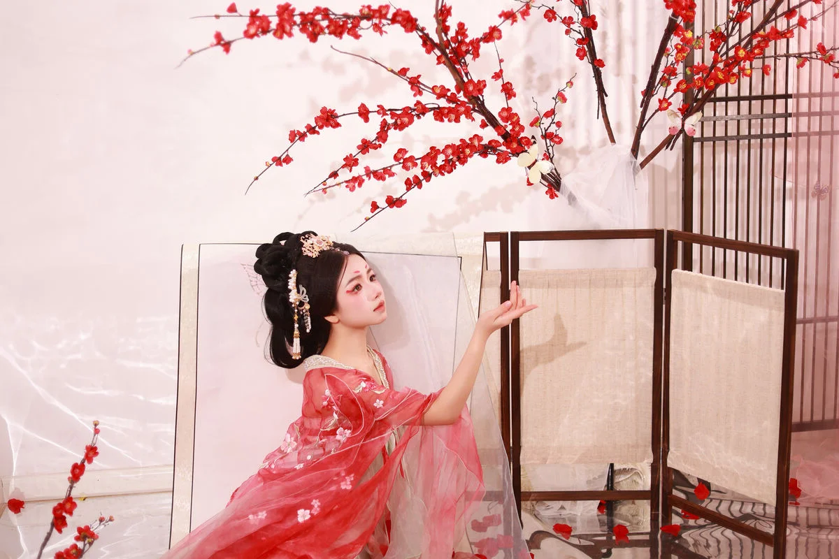 YiTuYu Art Language Vol.6970: Xiao Du Tong Xue Captures the Artistic Spotlight
