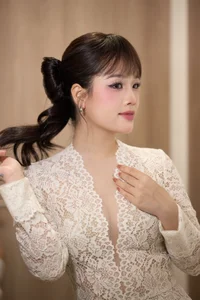 The sweet and elegant vibe of Huyen My in a delicate lace dress - image 5