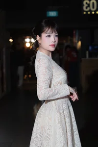 The sweet and elegant vibe of Huyen My in a delicate lace dress - image 6