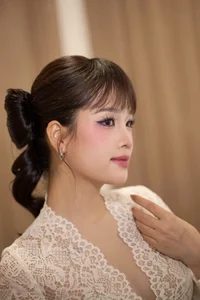 The sweet and elegant vibe of Huyen My in a delicate lace dress - image 1