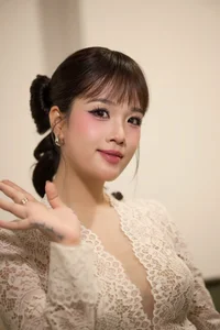 The sweet and elegant vibe of Huyen My in a delicate lace dress - image 3