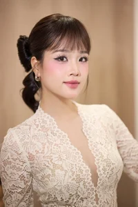 The sweet and elegant vibe of Huyen My in a delicate lace dress - image 4