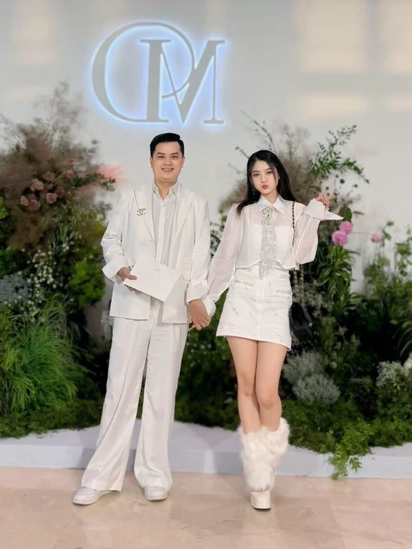 Romantic Engagement: Popular Dimpled Influencer Shares Joyful News of Proposal from Famous Streamer Boyfriend
