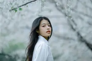 Long Xing Er: Graceful Cherry Blossom Muse – YiTuYu Vol.8741 Poetic Portrait - image 0