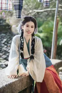 Cui Xiao Li: Alluring Traditional Charm in YiTuYu Vol.8774 - image 1