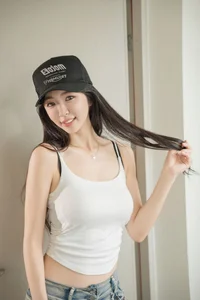 YiTuYu Art Language Vol.7941 Featuring Tong Tong: A Masterpiece of Contemporary Portraiture - image 0