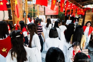 Patriotic Cafe Trends: Crowds Gather at Red Flag with Yellow Star Decorated Coffee Shops in Vietnam - image 10
