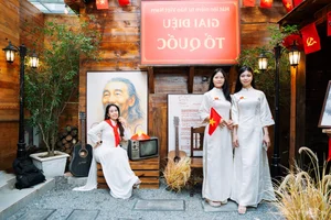 Patriotic Cafe Trends: Crowds Gather at Red Flag with Yellow Star Decorated Coffee Shops in Vietnam - image 6