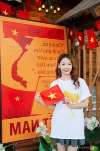 Patriotic Cafe Trends: Crowds Gather at Red Flag with Yellow Star Decorated Coffee Shops in Vietnam - image 7