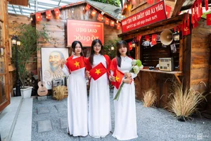 Patriotic Cafe Trends: Crowds Gather at Red Flag with Yellow Star Decorated Coffee Shops in Vietnam - image 8