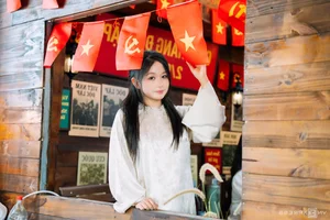 Patriotic Cafe Trends: Crowds Gather at Red Flag with Yellow Star Decorated Coffee Shops in Vietnam - image 4