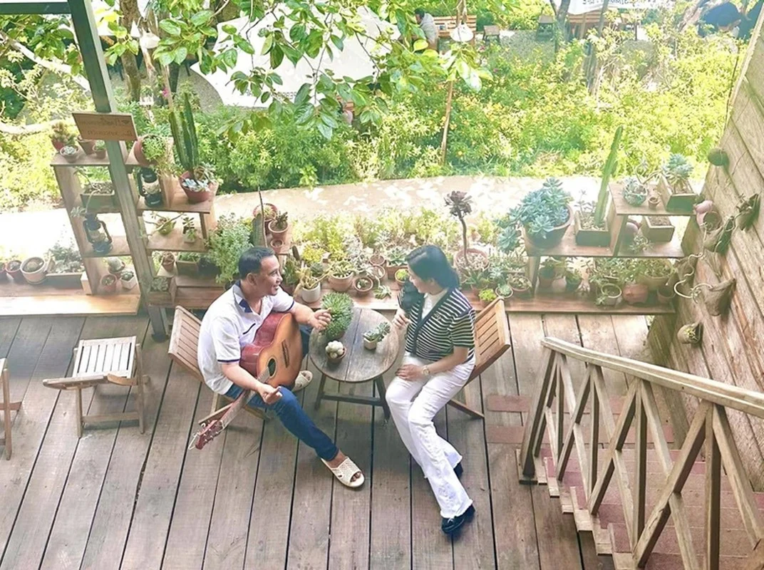 The Timeless Grace of Da Thao: A Glimpse into Quyen Linh's Family Life