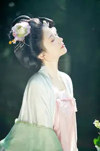YiTuYu Vol.8521 Tu Ya W: Immerse in the Classical Grace of a Muse in a Fairy-tale Setting - image 17