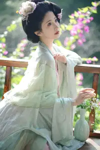 YiTuYu Vol.8521 Tu Ya W: Immerse in the Classical Grace of a Muse in a Fairy-tale Setting - image 16