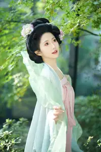 YiTuYu Vol.8521 Tu Ya W: Immerse in the Classical Grace of a Muse in a Fairy-tale Setting - image 3