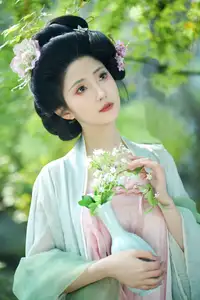YiTuYu Vol.8521 Tu Ya W: Immerse in the Classical Grace of a Muse in a Fairy-tale Setting - image 2