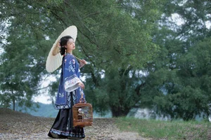 Timeless Elegance: Xin Xin in YiTuYu Art Language Vol.8883 - image 2