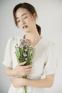Zhou Xu Xu: Pure Beauty with Flowers in the Enchanting YiTuYu Vol.8758 Collection - image 15