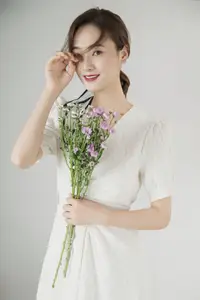 Zhou Xu Xu: Pure Beauty with Flowers in the Enchanting YiTuYu Vol.8758 Collection - image 1