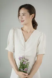 Zhou Xu Xu: Pure Beauty with Flowers in the Enchanting YiTuYu Vol.8758 Collection - image 3