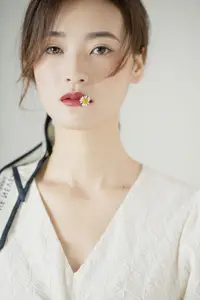 Zhou Xu Xu: Pure Beauty with Flowers in the Enchanting YiTuYu Vol.8758 Collection - image 9