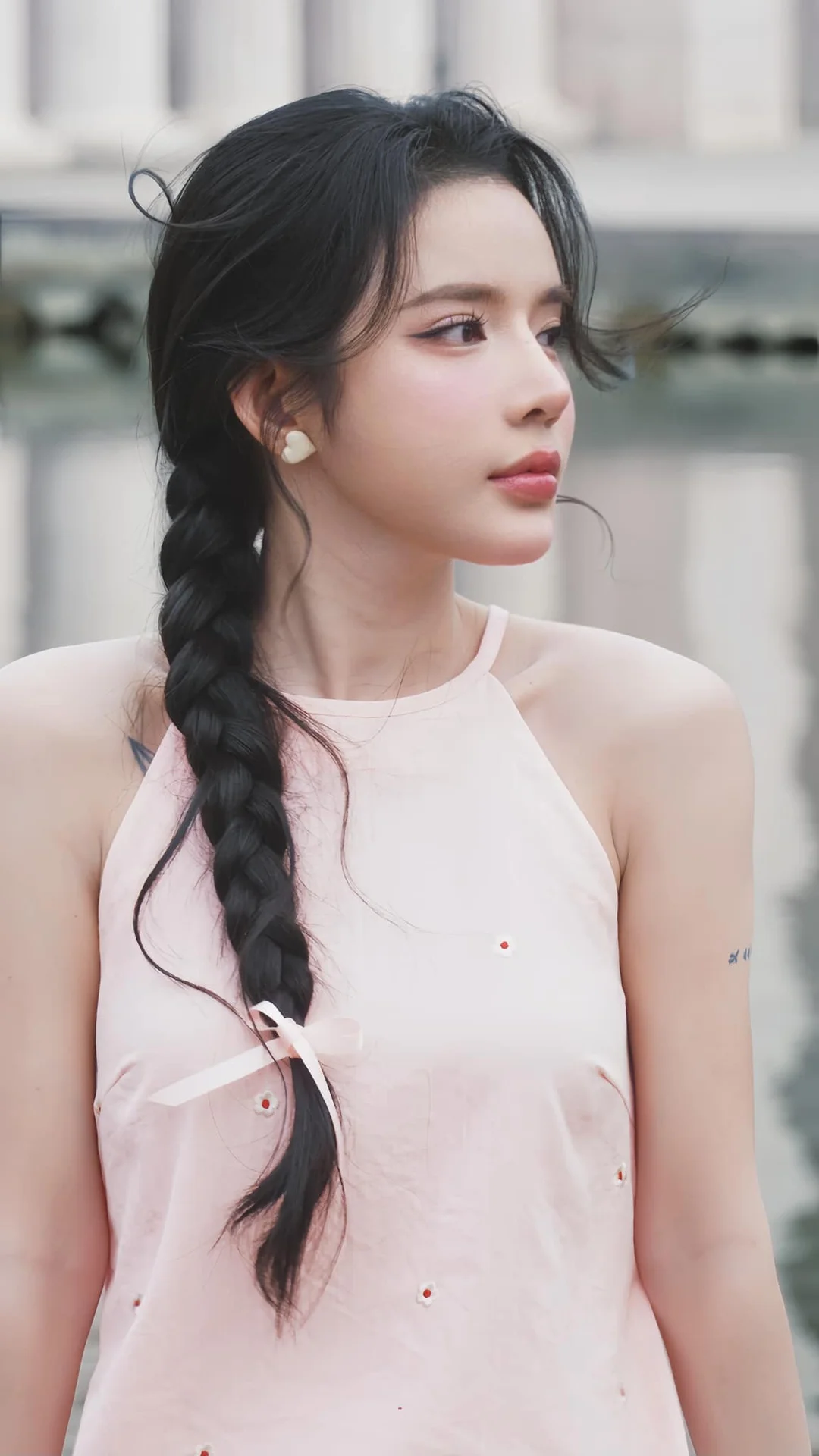 The Viral Beauty of 'Em Xinh' Contestant with AI-Like Features