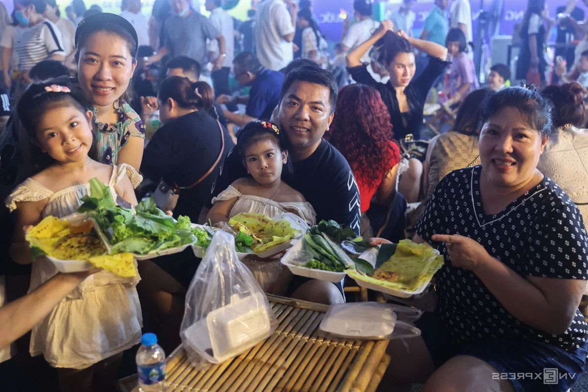 Exploring the Vibrant Riverside Street Food Culture of Saigon