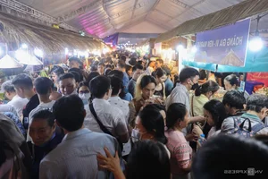 Exploring the Vibrant Riverside Street Food Culture of Saigon - image 7