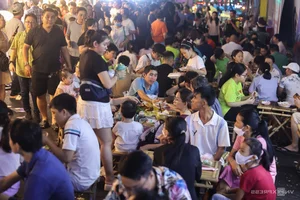Exploring the Vibrant Riverside Street Food Culture of Saigon - image 2