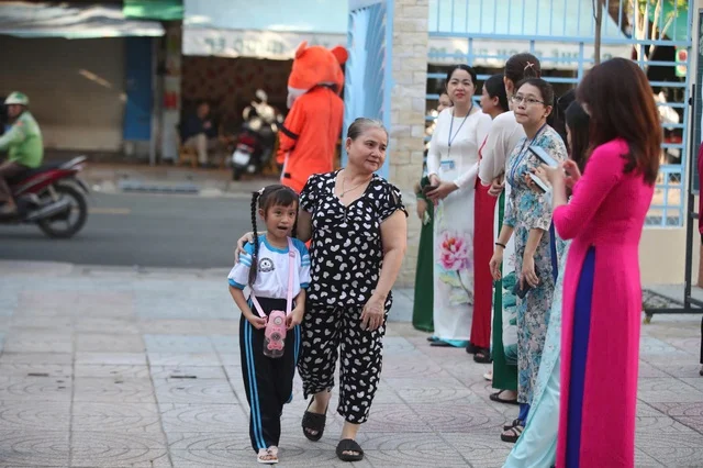 Memorable First Day of School for First Graders in Ho Chi Minh City