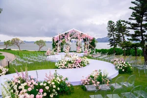 Stunning Wedding Decor Featuring 5 Tons of Fresh Flowers by Ho Quynh Huong - image 7