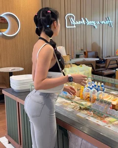 Fitness Influencer Turns Heads While Shopping for Sweets in Trendy Athleisure - image 8
