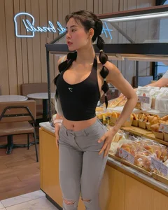 Fitness Influencer Turns Heads While Shopping for Sweets in Trendy Athleisure - image 5