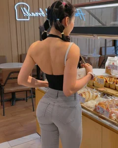 Fitness Influencer Turns Heads While Shopping for Sweets in Trendy Athleisure - image 2