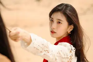 Suzy: Natural Beauty Captivating Hearts, Recalling the Viral West Lake Moment - image 4
