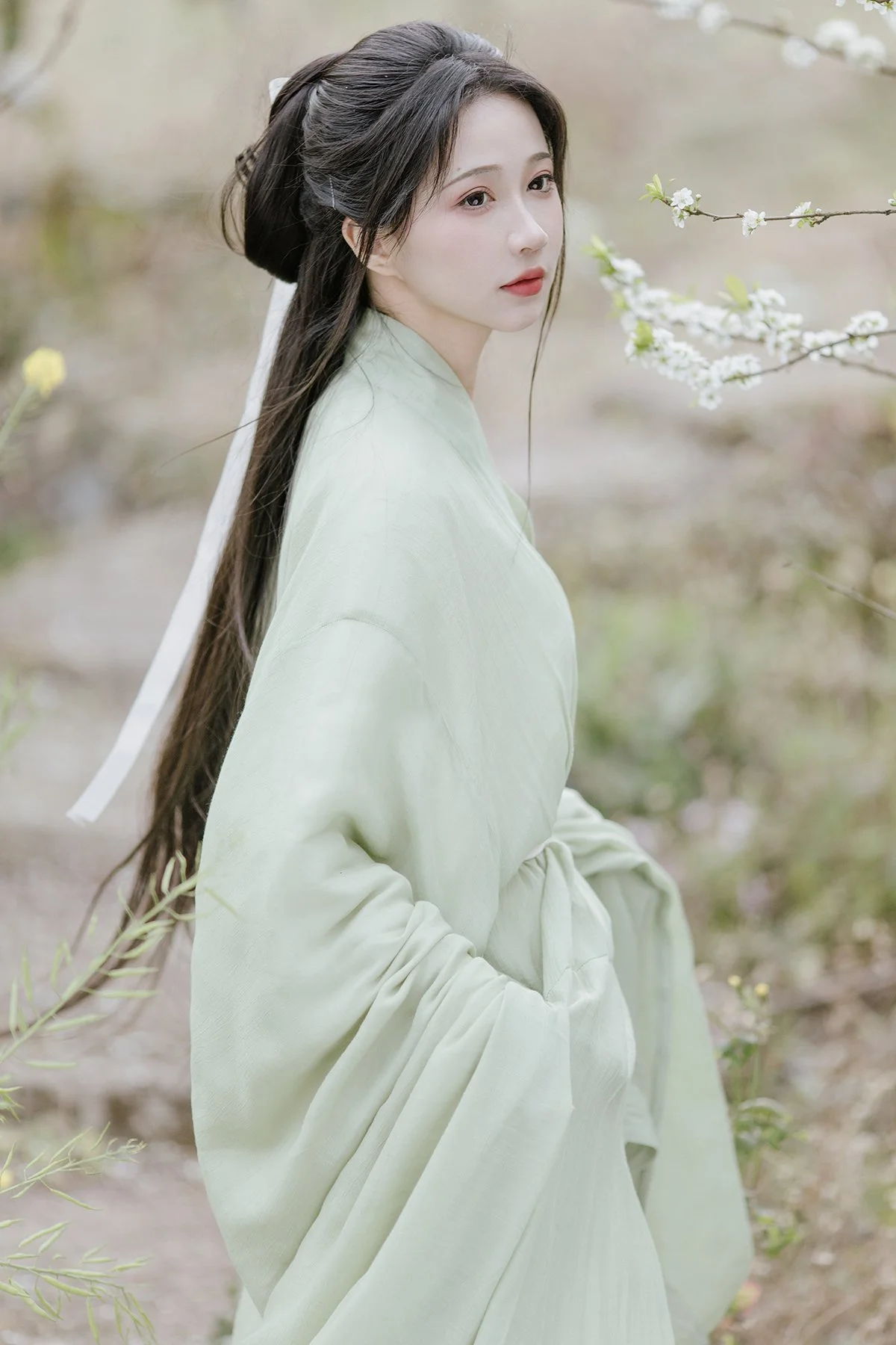 Pure Elegance of Qi Luo Sheng De Xiao Su Su Amidst Spring Blossoms - YiTuYu Vol.8817