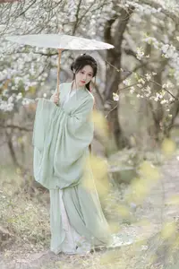 Pure Elegance of Qi Luo Sheng De Xiao Su Su Amidst Spring Blossoms - YiTuYu Vol.8817 - image 3